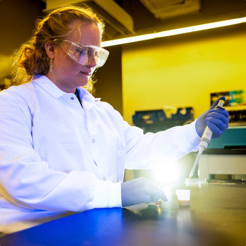 IMG_Woman-Pipette-Lab